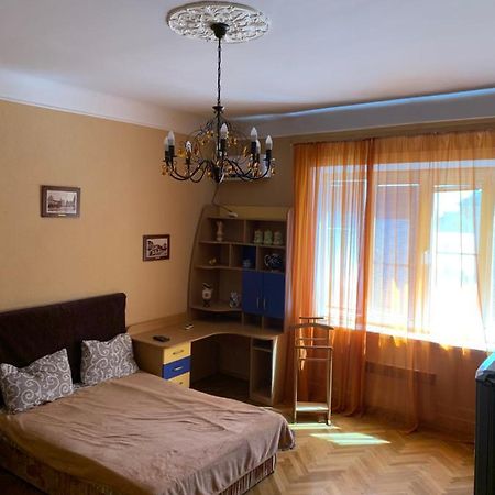 Apartment On Hoholya Street Черновцы Экстерьер фото