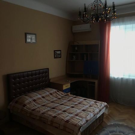 Apartment On Hoholya Street Черновцы Экстерьер фото